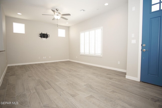 Photo - 2053 William Caples St