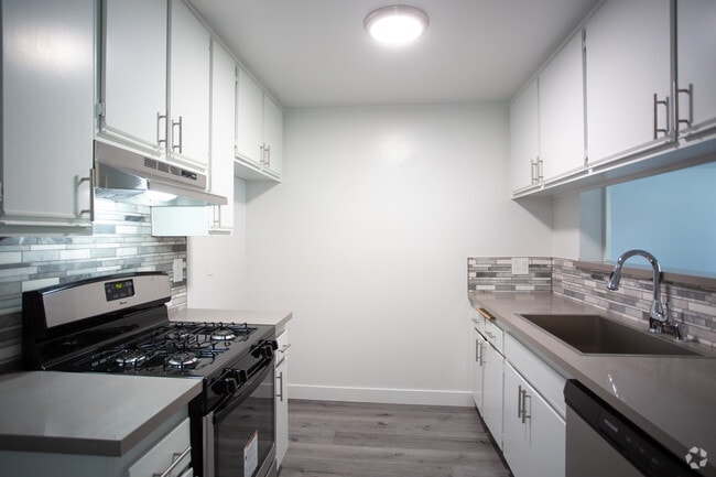2BR, 2BA-950 SF