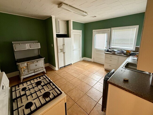 Photo - 904 W Oak Ave