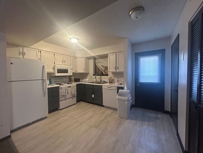 Photo - $825 | 2 Bedroom, 1 Bathroom Apartment | C...