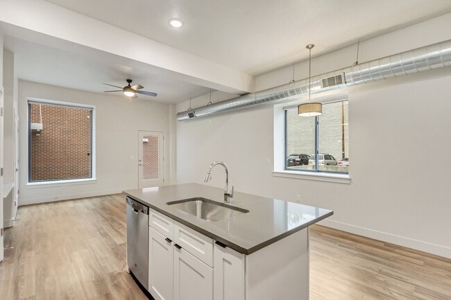 Photo - 606 W North Temple St Unidad Apt 105