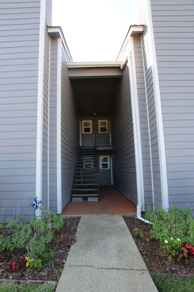 Photo - 1 Bed 1 Bath, Upstairs Apartment Unit at H...