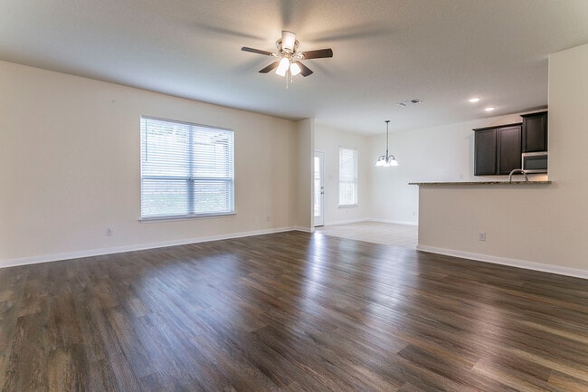 Photo - 211 Azalea Way