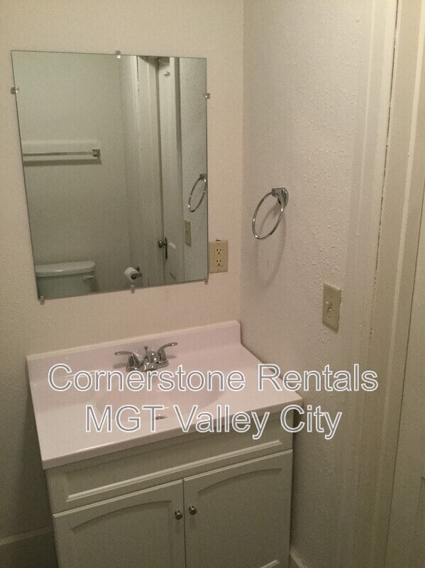 Photo - 264 College St SE