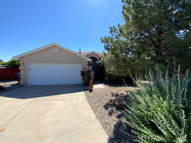 3 Bedroom Single Story Home Available Near... - 3 Bedroom Single Story Home Available Near...