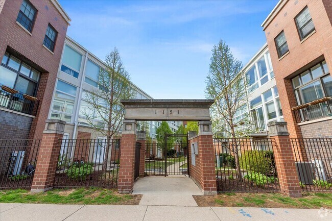 Building Photo - 1151 W Eddy St Unit I Rental