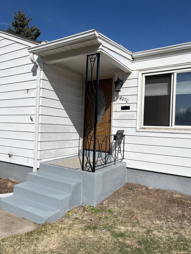 Cute 3 Bedroom 2 Bathroom home in Englewood. - Cute 3 Bedroom 2 Bathroom home in Englewood.