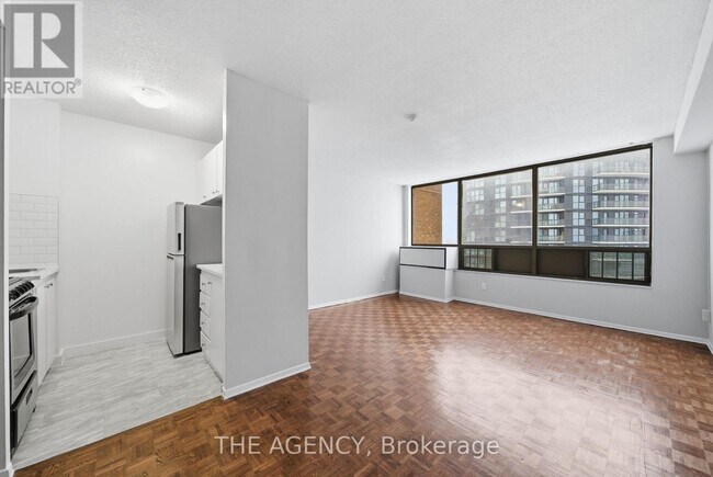 Photo - 2360 Dundas St W Unit 2520B