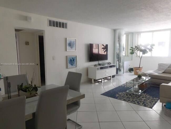Photo - 5005 Collins Ave Unit 322
