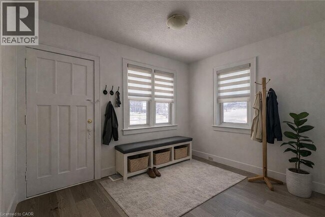 Photo - 480 Ottawa Street S