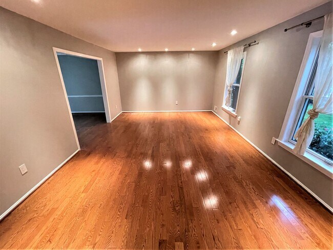 Photo - Luxury 5 bed, 3.5 bath with Pool!