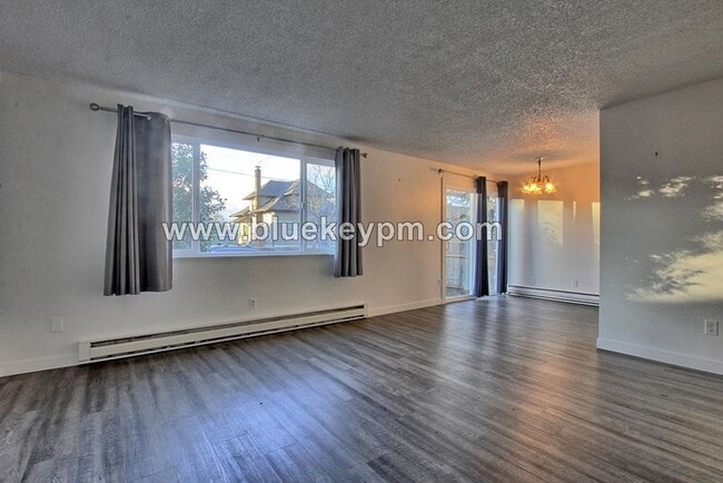 Photo - 2 Bed, 1 Bath Duplex with Fully Fenced Yar...