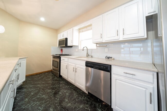 Building Photo - 149 Hobart Ave Unit 1