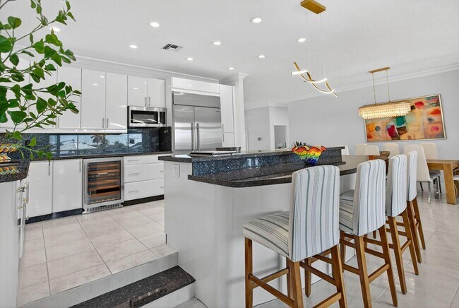 Photo - 513 S Riverside Dr