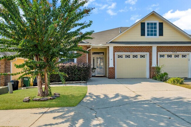 Building Photo - Townhome with Garage Near the Parkway