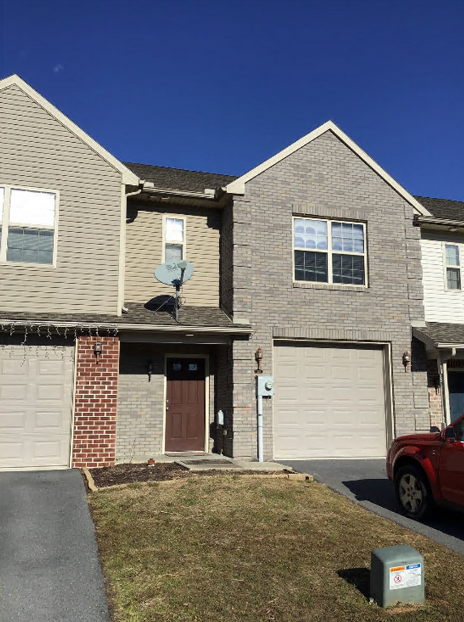 Spacious 3-Bedroom Townhome with Garage - ... - Spacious 3-Bedroom Townhome with Garage - ...