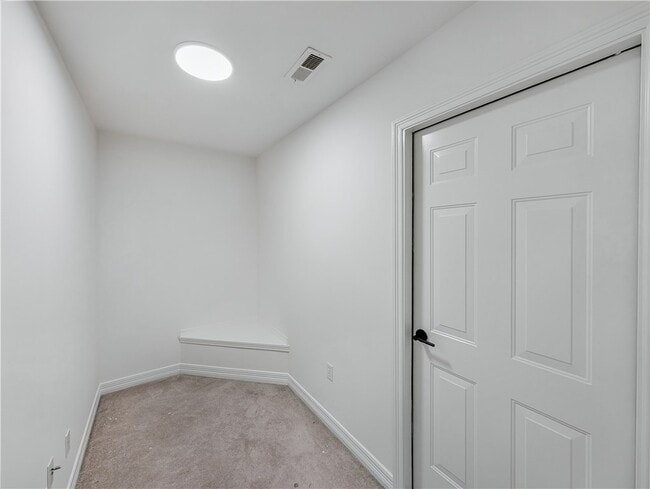 Building Photo - 904 W Dixson St