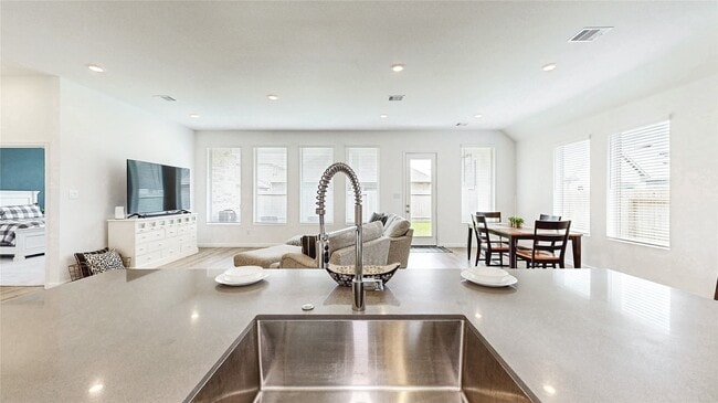 Photo - 711 Hooks Trl