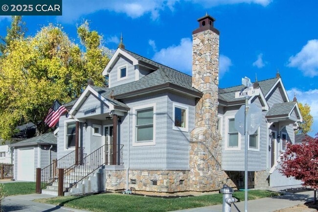 Photo - 2004 Main St