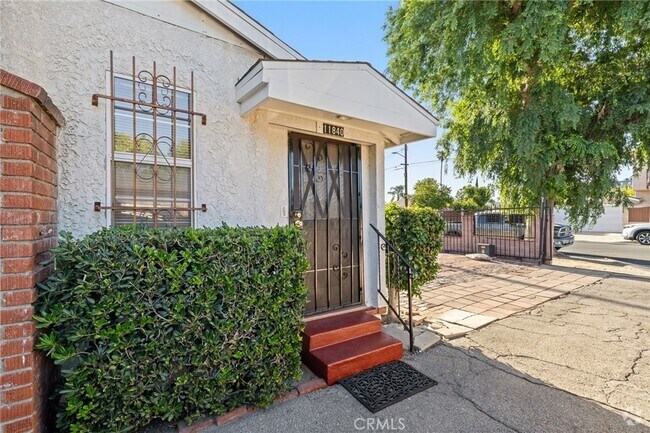Building Photo - 11840 Archwood St Unit 11840 Rental