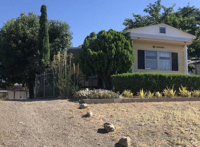 Building Photo - 6012 Cypress Ave Rental