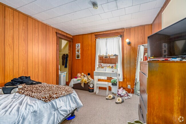 4BR, 1BA - 1,225SF - Bedroom