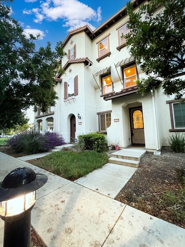 Building Photo - Modern Townhome Living in North San Jose – Attached 2-Car Garage