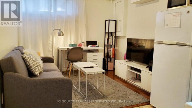 Photo - 37 Lynnbrook Dr