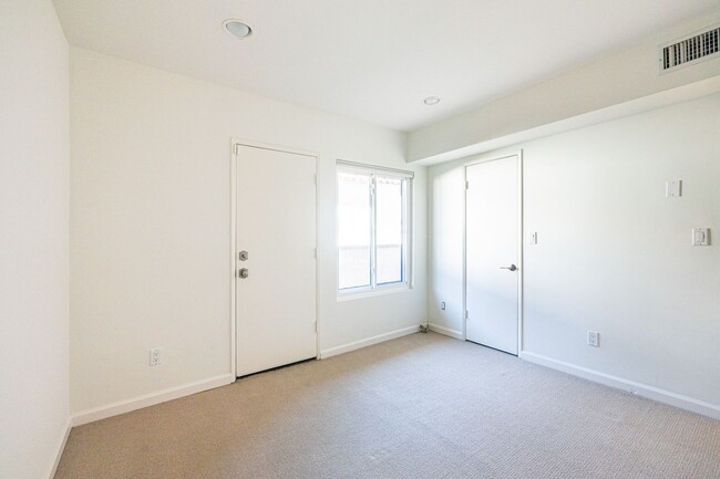 Photo - Prime Location 3 bedroom Townhome with Cen...