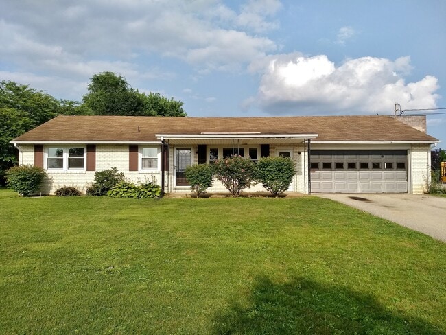 Building Photo - 2 Bed / 1-1/2 Bath Single Family Home