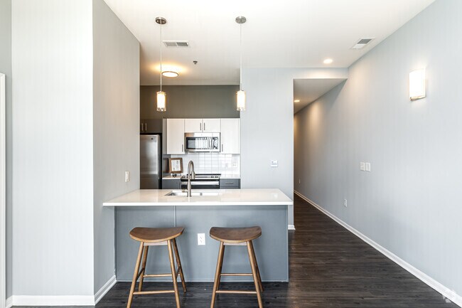 1BR, 1BA - 702SF - Midtown Plaza Apartments