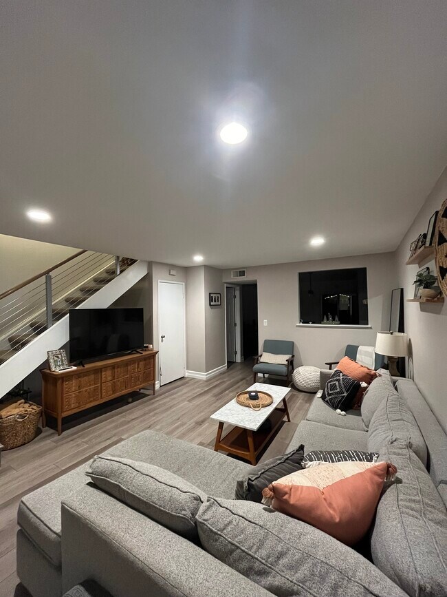 Photo - 700 W Walnut Ave