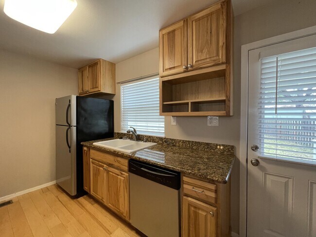 Photo - 570 E 19th St