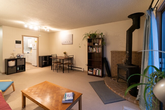 Building Photo - 610 Dell Pl Unit Dell Place  4