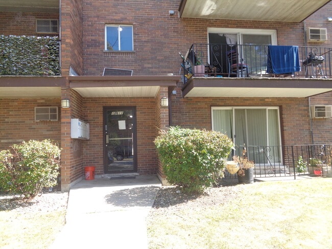 Building Photo - 10611 Parkside Ave Unit 102