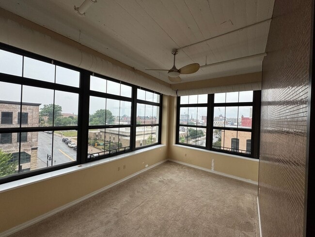 Building Photo - Down Town luxury condo is in a newly renov...