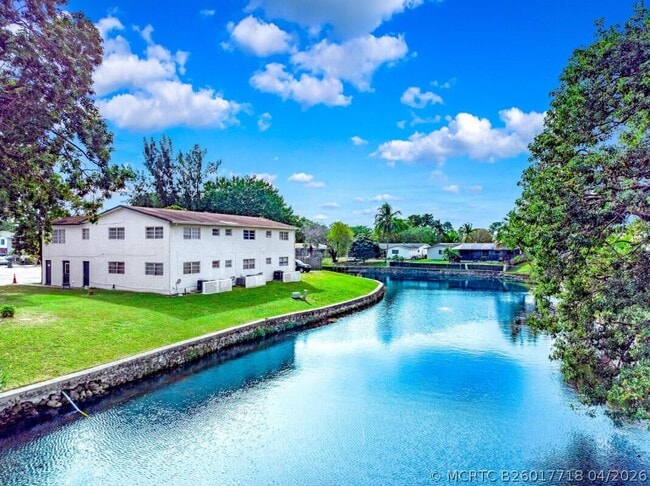Building Photo - 371 Sunshine Dr Unit H2