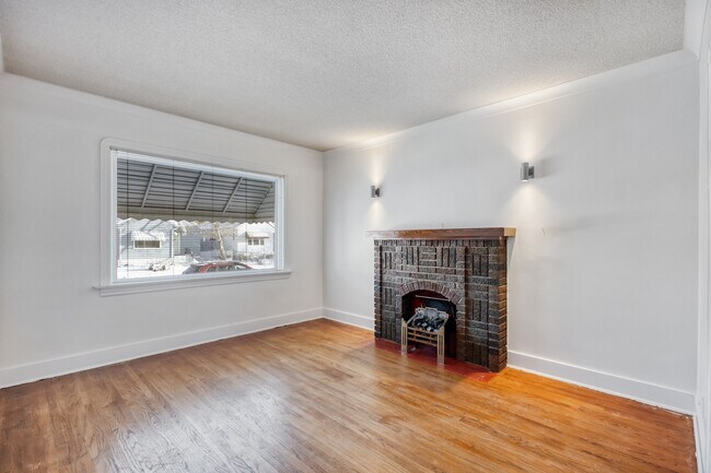 Photo - 806 Garfield St N