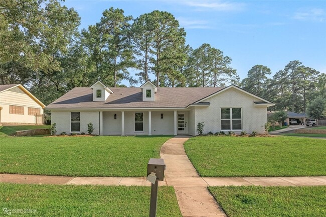 Building Photo - STUNNING REMODEL IN SPRING LAKE ESTATES