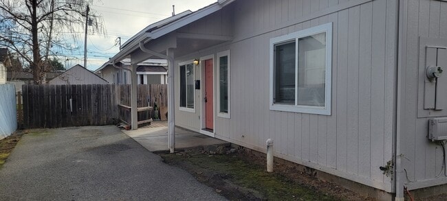 Photo - 241 NE School St