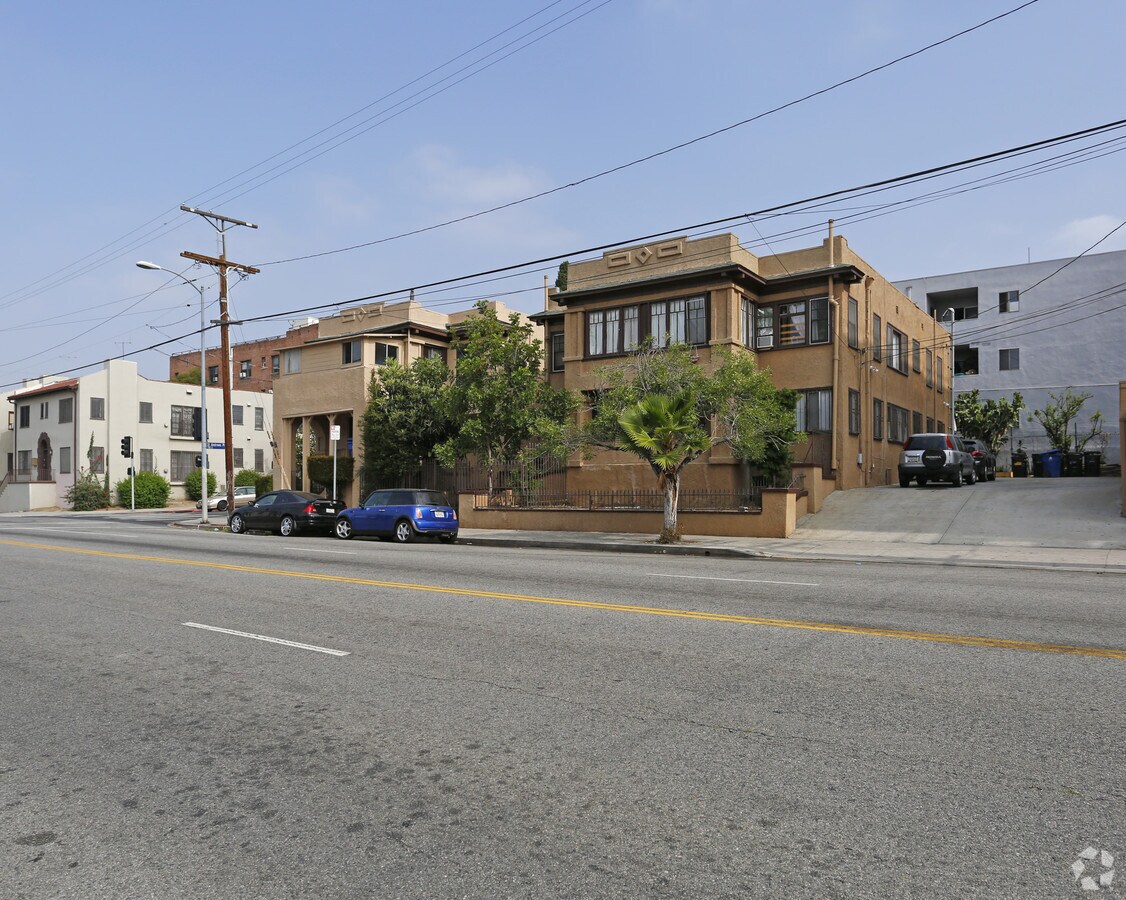 Photo - 3863 W 8th St Apartments