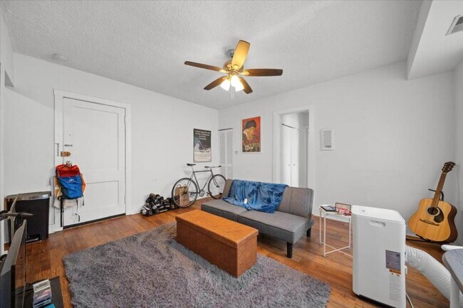 Building Photo - 1 bedroom in Chicago IL 60613 Unit 209 Rental