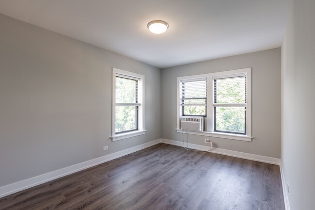 Building Photo - 705 W Brompton Ave Unit 3