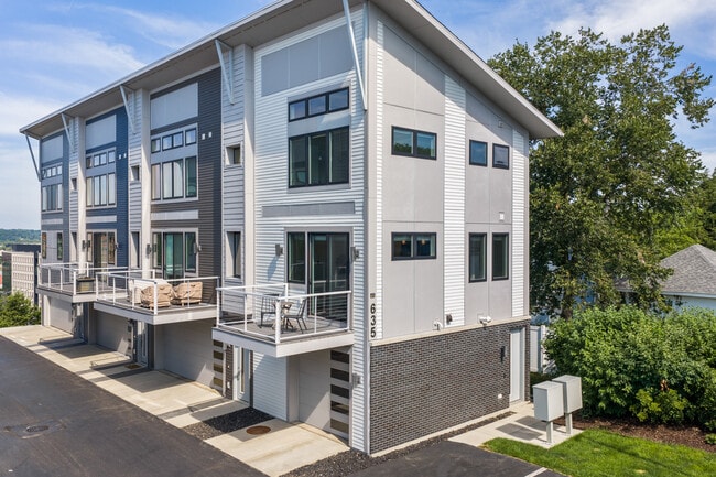 Building Photo - 635 Fairview Ave NE Unit 1