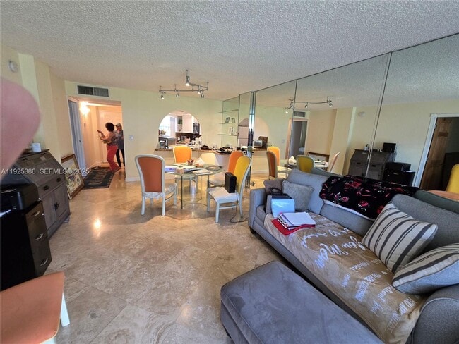 Photo - 114 Royal Pk Dr Unit 1B