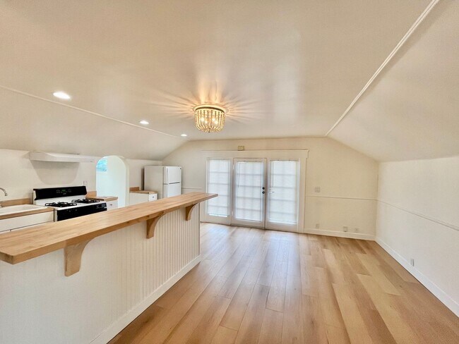 Building Photo - Upstairs 2 Bedroom Apartment with Arched D... Unit 3310 Columbia