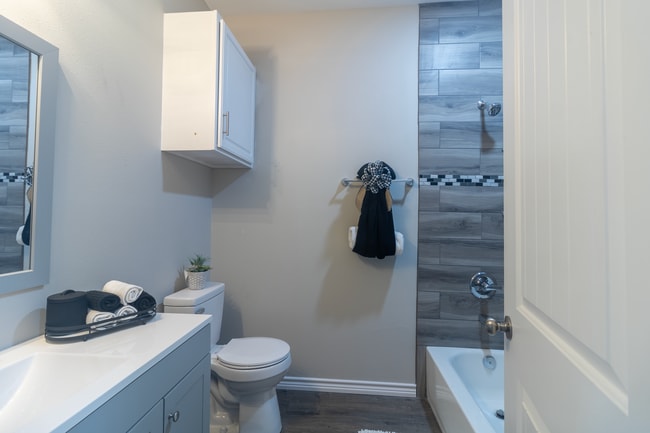 Baño 1 - 803 Hall St