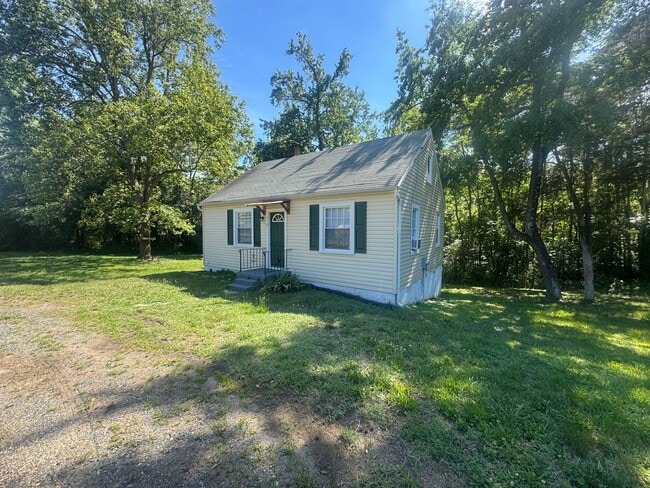 Building Photo - MINUTES TO DOWNTOWN FREDERICKSBURG - 2 BEDROOM COTTAGE