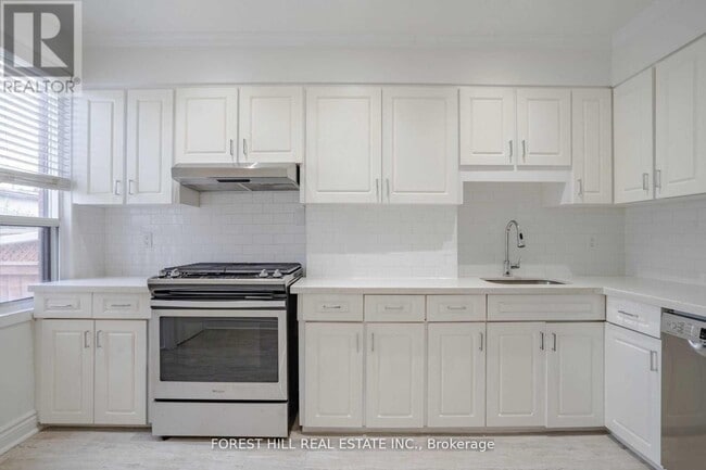 Photo - 137 Earlscourt Ave