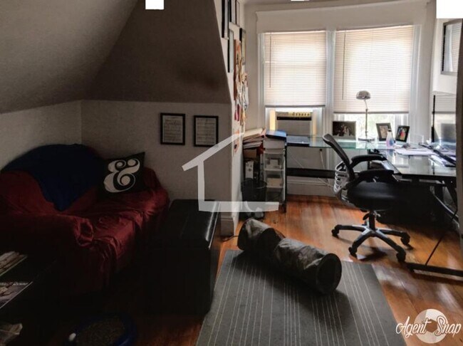 Photo - 208 Kelton St